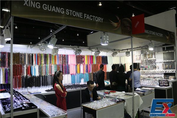 中国星光宝石厂为来自世界的各种宝石进行加工 品质好 品种多 第54届曼谷国际珠宝展2014年9月9日